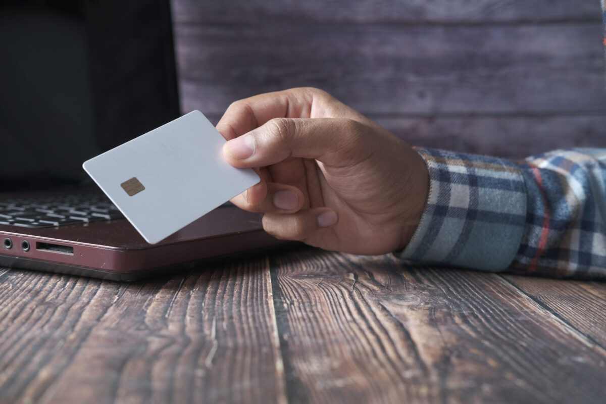 Distribution de Yescards personnalisées, adaptées aux besoins de chaque client dans un service fiable et sur mesure.