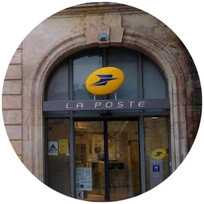 expédition de cartes prépayées par la poste avec système de suivi avancé et processus sécurisé de gestion des colis.