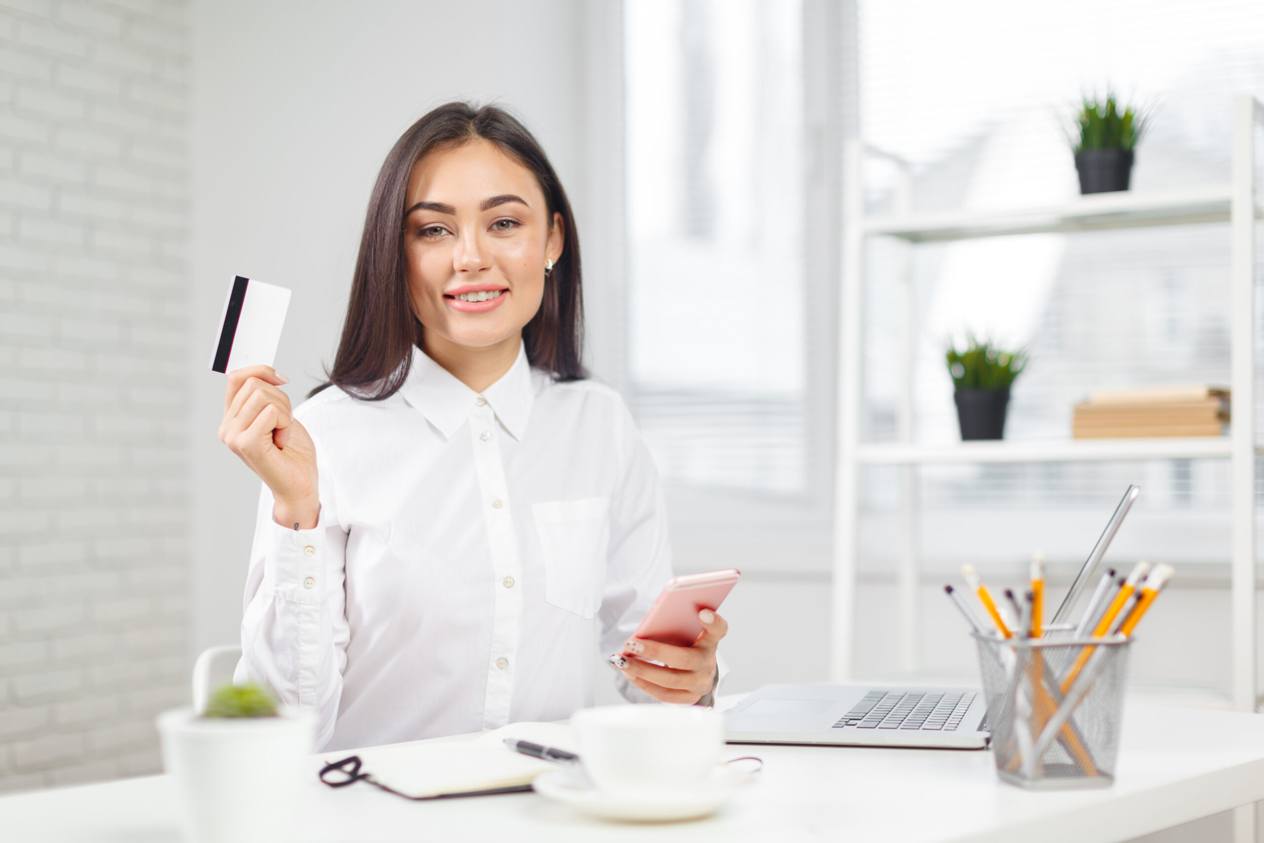 Équipe organisée de manière flexible autour de services de yescard, travaillant avec cohésion, rapidité et adaptation aux besoins des clients.