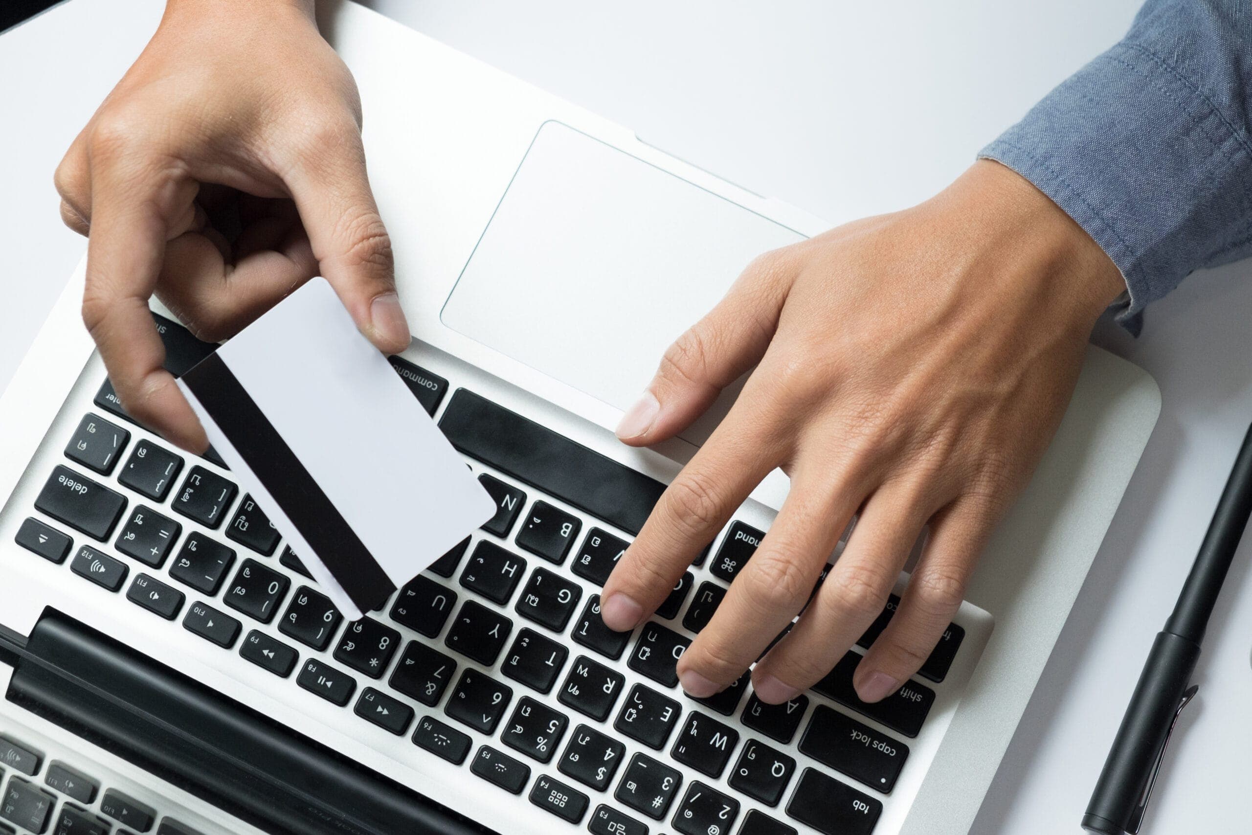 Interface fintech qui montre la configuration sécurisée de cartes de paiement avec plafonds de transaction, limites périodiques et authentification renforcée.