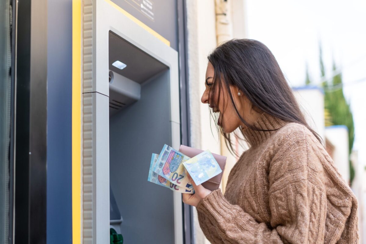 effectue avec succès un retrait d’argent avec nos yescards dans un distributeur automatique de manière rapide et sécurisée.