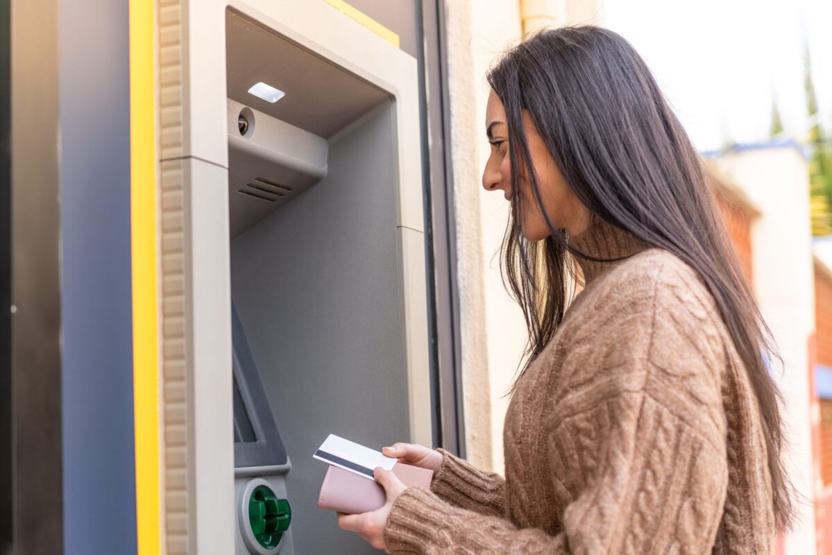 Carte yescard reçue et prête pour les retraits d’argent aux distributeurs automatiques, avec utilisation immédiate et plafonds flexibles.